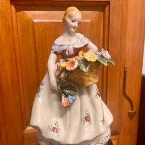 ❤️Vintage JAPAN Handpainted FLOWER GIRL Elegant Figurine